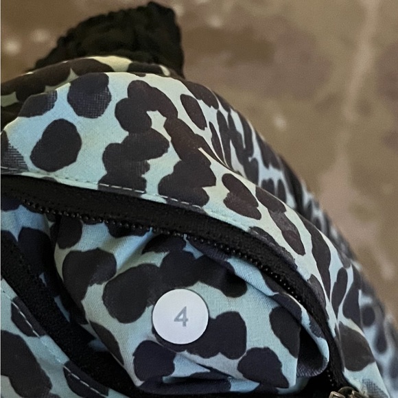 Lululemon size 4 speed ups, blue and black polkadot not sold anymore - Picture 4 of 4